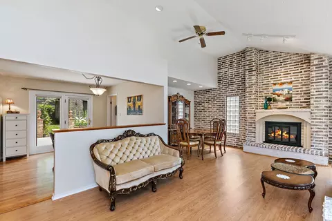 385 Illinois Blvd, Hoffman Estates, IL 60169 photo 6