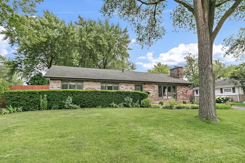385 Illinois Blvd, Hoffman Estates, IL 60169 photo 3