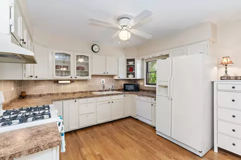 385 Illinois Blvd, Hoffman Estates, IL 60169 photo 9