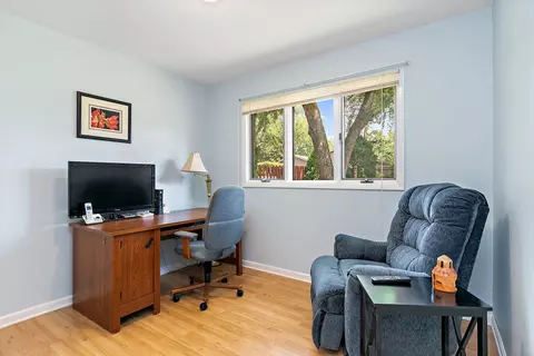385 Illinois Blvd, Hoffman Estates, IL 60169 photo 16