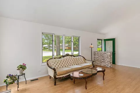 385 Illinois Blvd, Hoffman Estates, IL 60169 photo 4