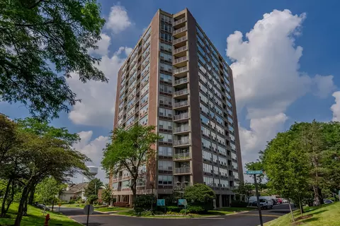 3925 Triumvera Dr #9B, Glenview, IL 60025