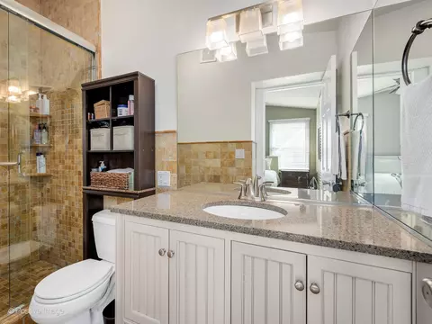 Bath - 115 S Pick Ave, Elmhurst, IL 60126 photo 2 of 4