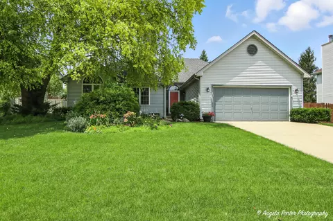 305 S Carriage Trl, Mchenry, IL 60050