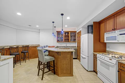Kitchen - 13218 Lakepoint Dr, Plainfield, IL 60585 photo 5 of 6