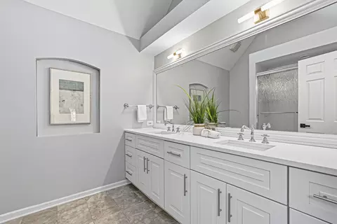 Bath - 13218 Lakepoint Dr, Plainfield, IL 60585 photo 9 of 14