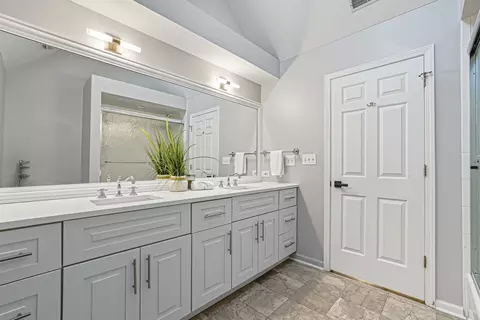 Bath - 13218 Lakepoint Dr, Plainfield, IL 60585 photo 10 of 14