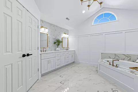 Bath - 13218 Lakepoint Dr, Plainfield, IL 60585 photo 2 of 14