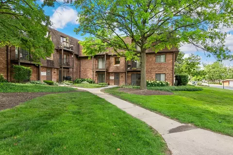 1520 S Fairfield Ave #33C, Lombard, IL 60148