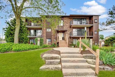 47 Pier Dr #101, Westmont, IL 60559