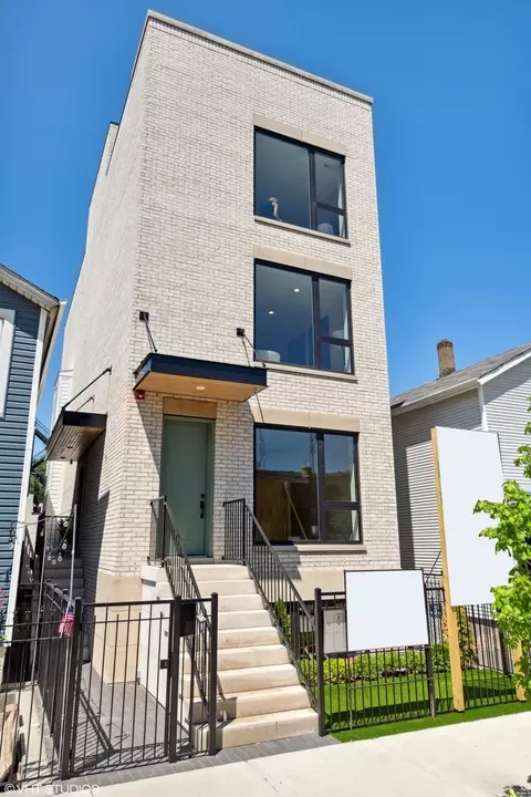 450 N Racine Ave #2, Chicago, IL 60642