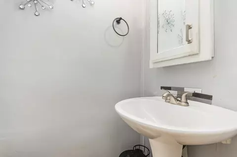 Bath - 1420 Manhatas Trl, Algonquin, IL 60102 photo 1 of 2