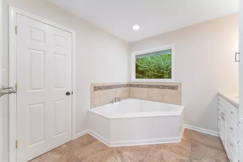 Bath - 502 8th St, Mazon, IL 60444 photo 3 of 6