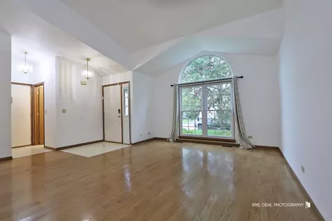 Living - 6109 Golfview Dr, Gurnee, IL 60031 photo 2 of 4