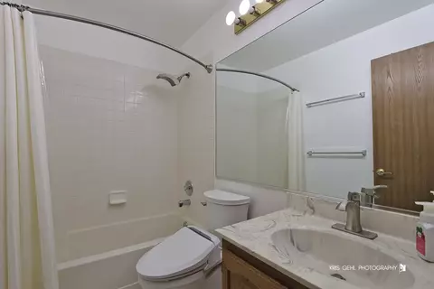 Bath - 6109 Golfview Dr, Gurnee, IL 60031 photo 2 of 4