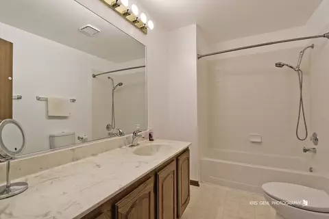 Bath - 6109 Golfview Dr, Gurnee, IL 60031 photo 3 of 4