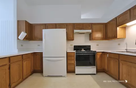 Kitchen - 6109 Golfview Dr, Gurnee, IL 60031 photo 2 of 2