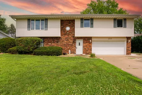 1212 Broadmoor Dr, Bloomington, IL 61704