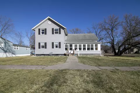 212 N Market St, Momence, IL 60954