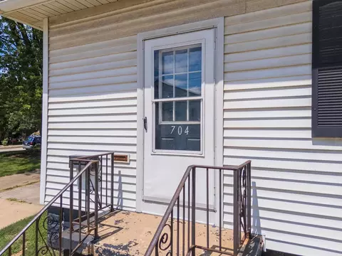 704 E Oakland Ave, Bloomington, IL 61701 photo 3