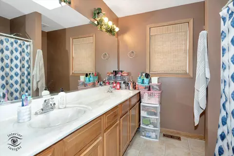 Bath - 325 Hunters Dr, Beecher, IL 60401 photo 1 of 2
