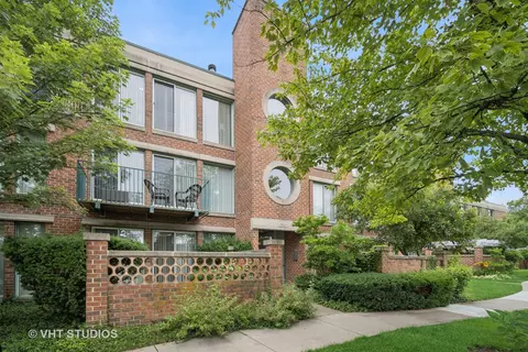 1030 Arbor Ln #202, Northfield, IL 60093