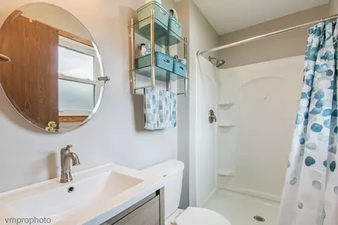 Bath - 4402 Elmleaf Dr, Mchenry, IL 60051 photo 1 of 3