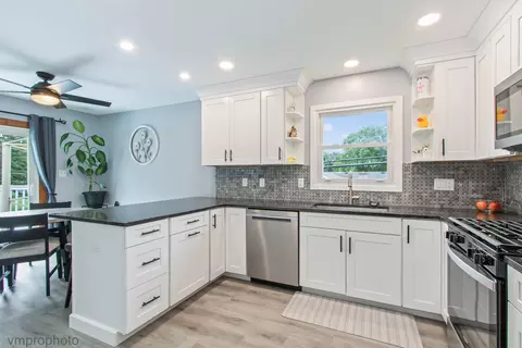 Kitchen - 4402 Elmleaf Dr, Mchenry, IL 60051 photo 3 of 3