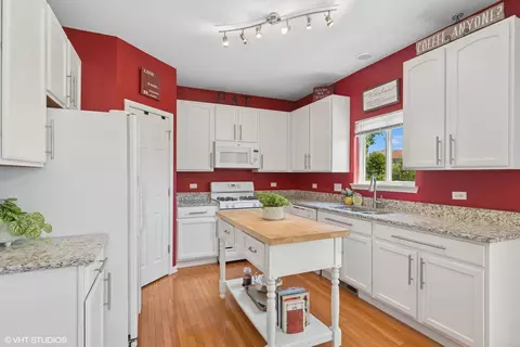 Kitchen - 31577 N Clearwater Dr, Lakemoor, IL 60051 photo 2 of 3