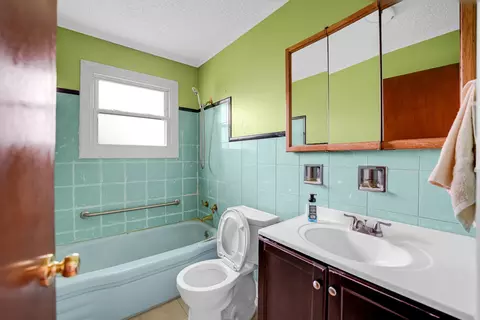 Bath - 16623 Spaulding Ave, Markham, IL 60428 photo 2 of 2