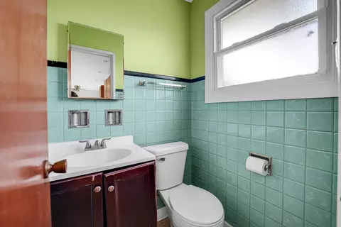Bath - 16623 Spaulding Ave, Markham, IL 60428 photo 1 of 2