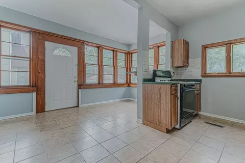 538 Raymond St, Elgin, IL 60120 photo 9