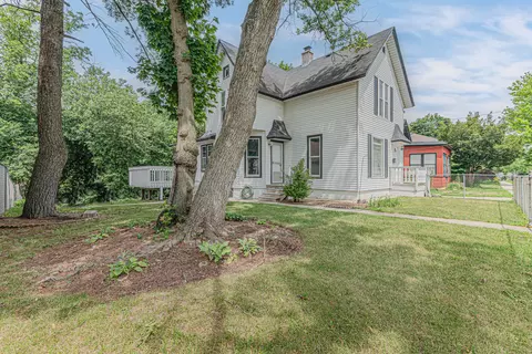 538 Raymond St, Elgin, IL 60120 photo 2