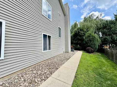 Exterior - 4300 Dillon St, Plano, IL 60545 photo 2 of 5