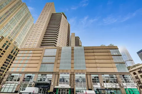 545 N Dearborn St #2401, Chicago, IL 60654