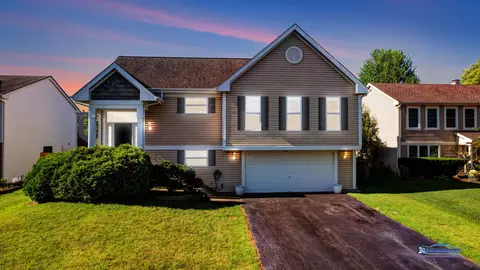 554 Foxford Rd, Bartlett, IL 60103