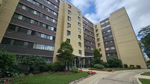 6300 N Sheridan Rd #107, Chicago, IL 60660