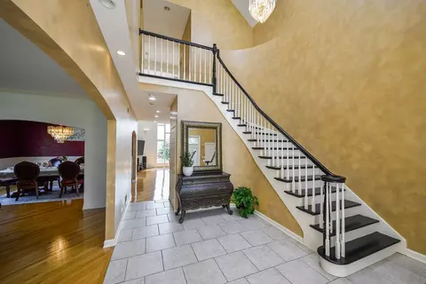 Entry Way - 5 N311 Lloyd Ave, Itasca, IL 60143 photo 3 of 5