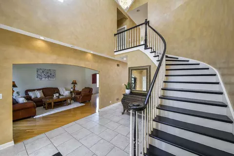 Entry Way - 5 N311 Lloyd Ave, Itasca, IL 60143 photo 2 of 5