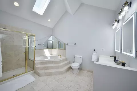 Bath - 5 N311 Lloyd Ave, Itasca, IL 60143 photo 3 of 6
