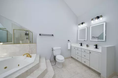 Bath - 5 N311 Lloyd Ave, Itasca, IL 60143 photo 4 of 6