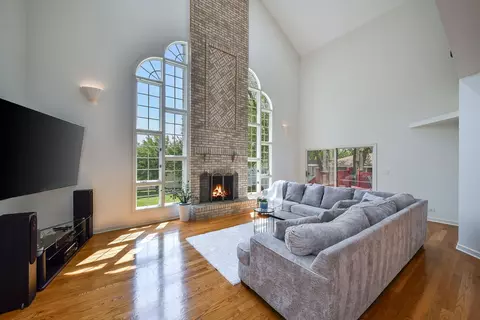 Living - 5 N311 Lloyd Ave, Itasca, IL 60143 photo 2 of 4
