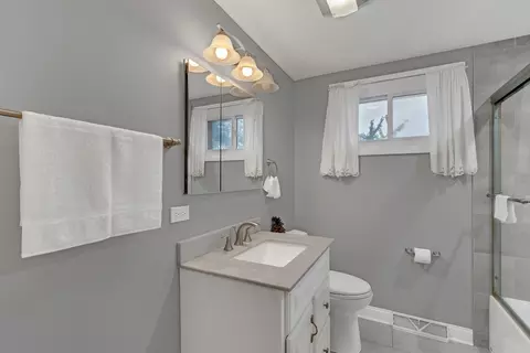 Bath - 8649 Gregory Ln, Des Plaines, IL 60016 photo 2 of 3