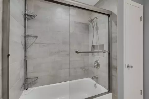 Bath - 8649 Gregory Ln, Des Plaines, IL 60016 photo 3 of 3