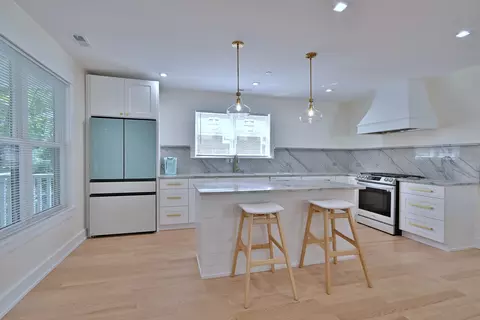 Kitchen - 1364 E Algonquin Rd, Des Plaines, IL 60016 photo 2 of 4