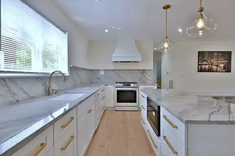 Kitchen - 1364 E Algonquin Rd, Des Plaines, IL 60016 photo 3 of 4