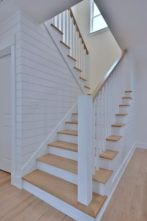 Entry Way - 1364 E Algonquin Rd, Des Plaines, IL 60016 photo 3 of 5