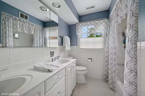 Bath - 2445 Cherry Ln, Northbrook, IL 60062 photo 3 of 4