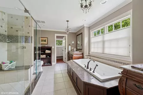 Bath - 2445 Cherry Ln, Northbrook, IL 60062 photo 2 of 4