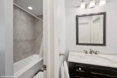 Bath - 2445 Cherry Ln, Northbrook, IL 60062 photo 4 of 4
